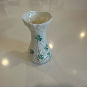 Belleek Shamrock Bud Vase “Daisy Toy Spill” 4.5”
